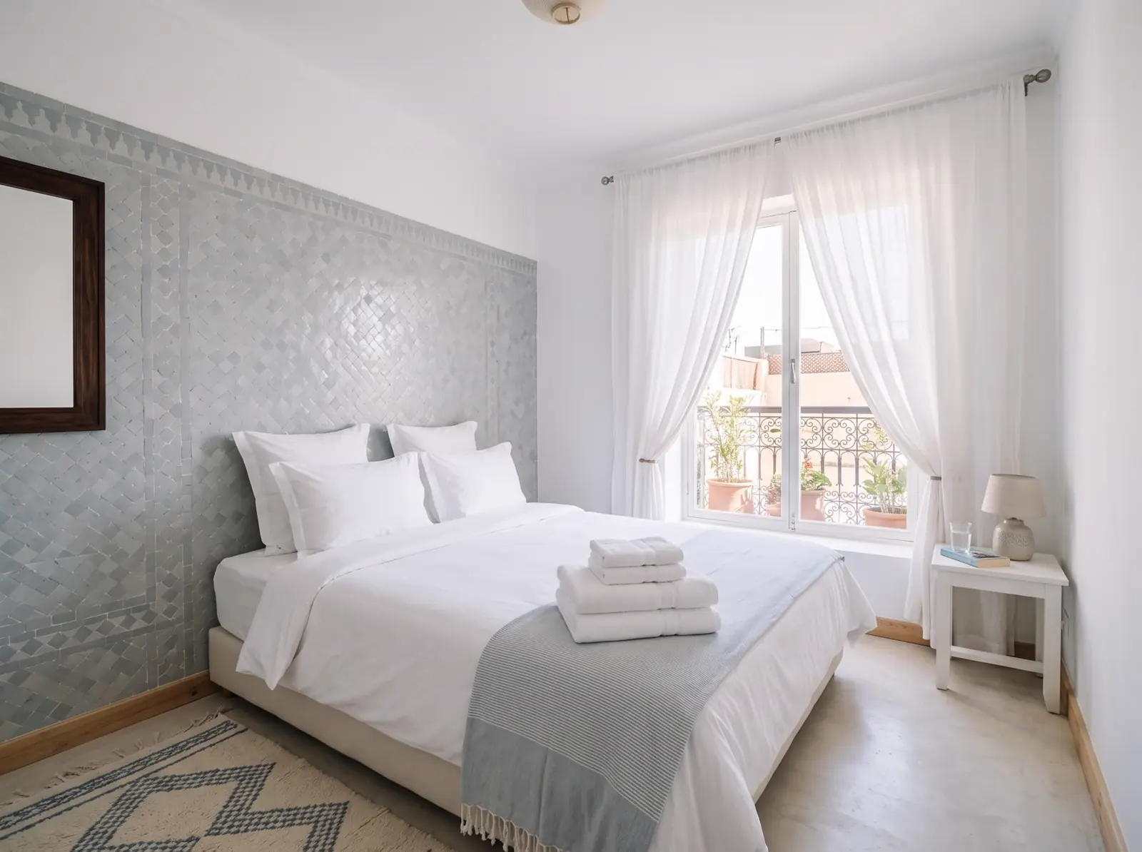 Chambre de logement meublé, lit refait et serviettes pliées avant une arrivée